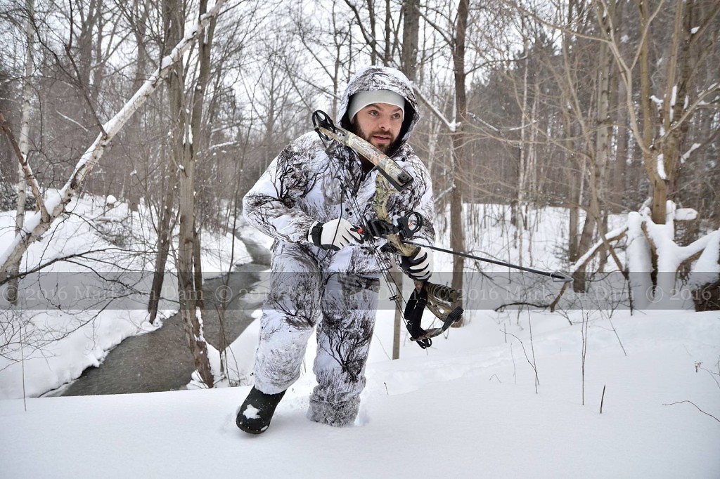 compound bow hunting photos winter A022