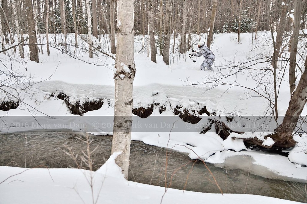 compound bow hunting photos winter A042