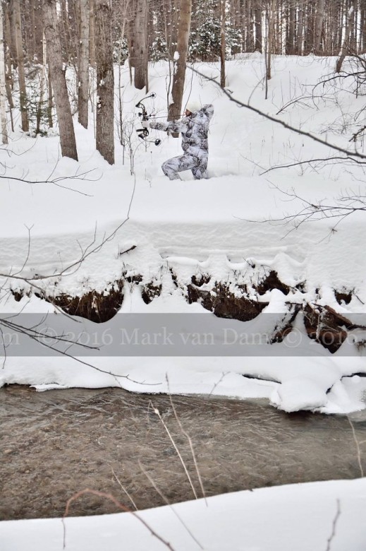 compound bow hunting photos winter A053