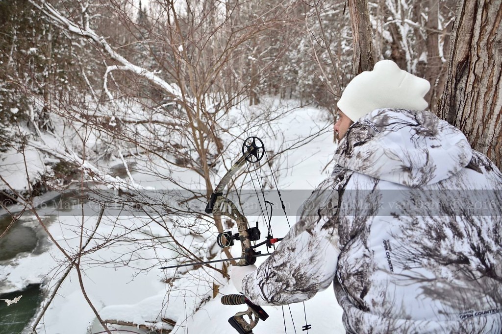 compound bow hunting photos winter A070