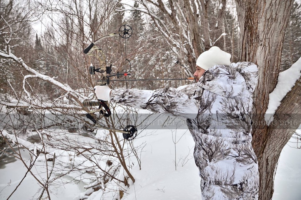 compound bow hunting photos winter A078