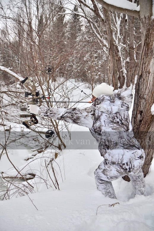 compound bow hunting photos winter A081