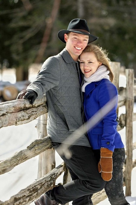 Wasaga beach photographer winter engagement session