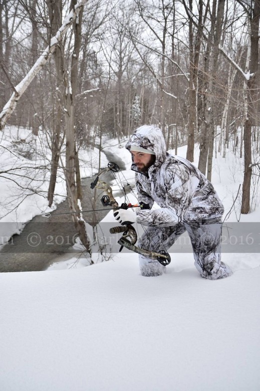 compound bow hunting photos winter A017
