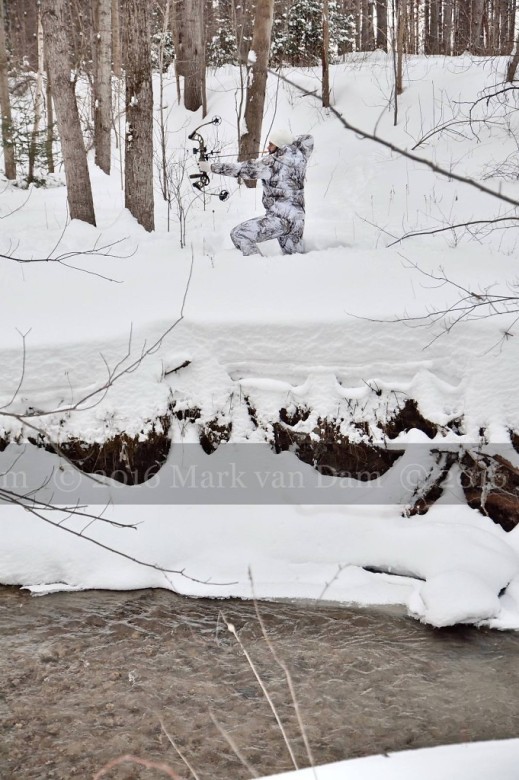 compound bow hunting photos winter A051