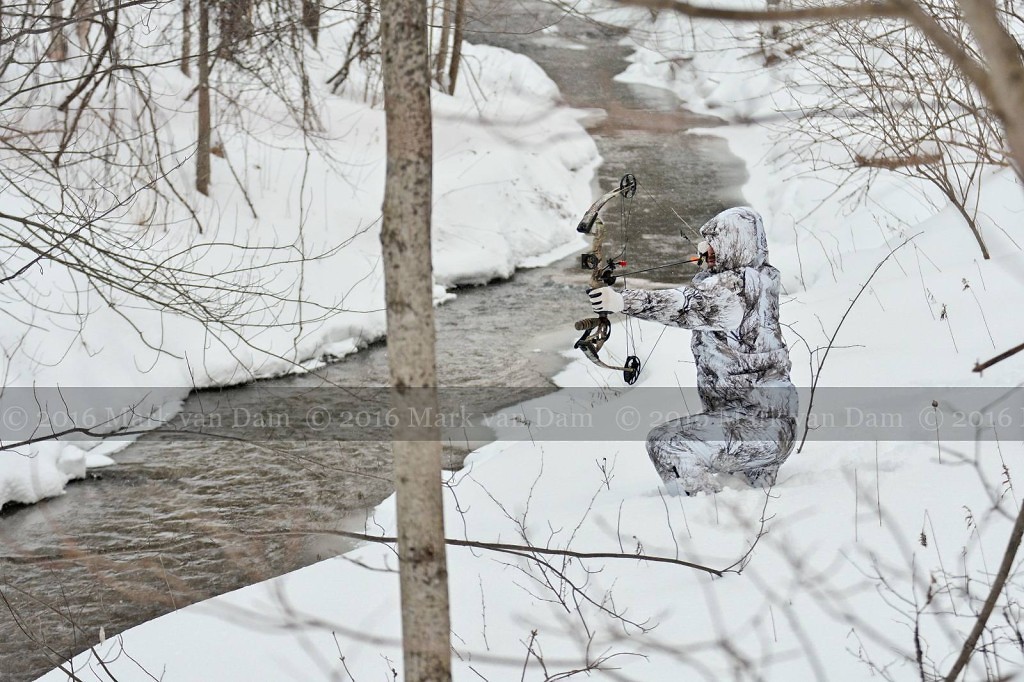 compound bow hunting photos winter B013