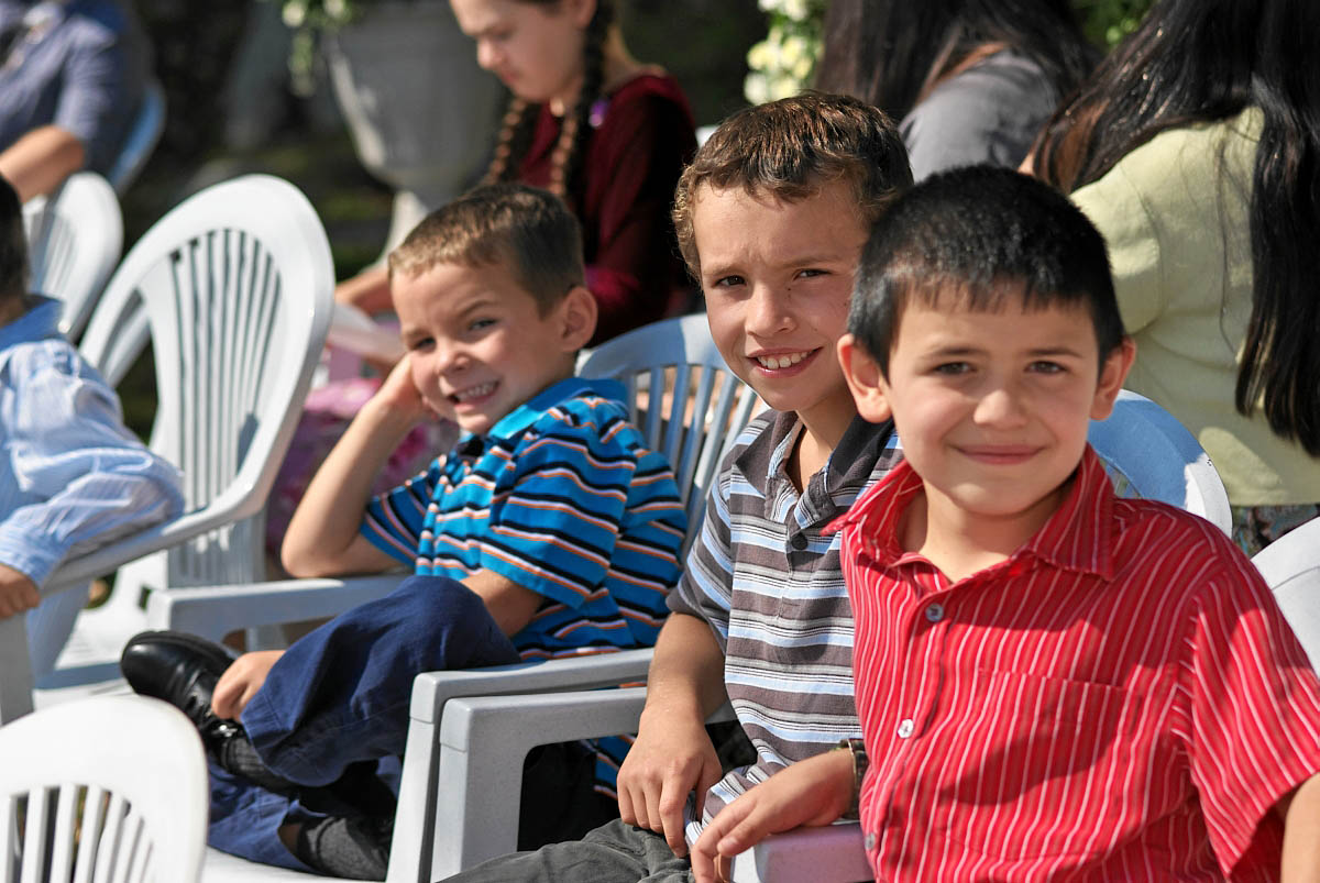 young guests at viamede resort wedding ceremony