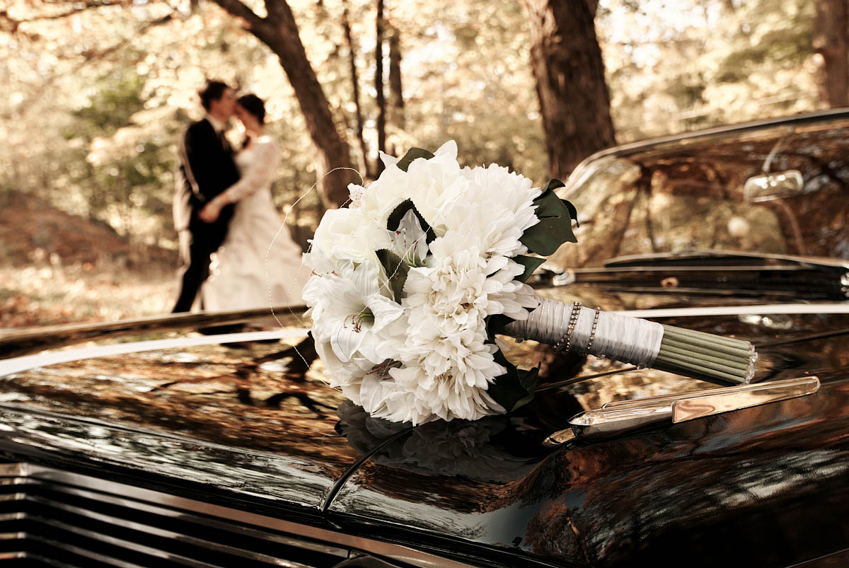 bride and groom with vintage car at viamede resort wedding