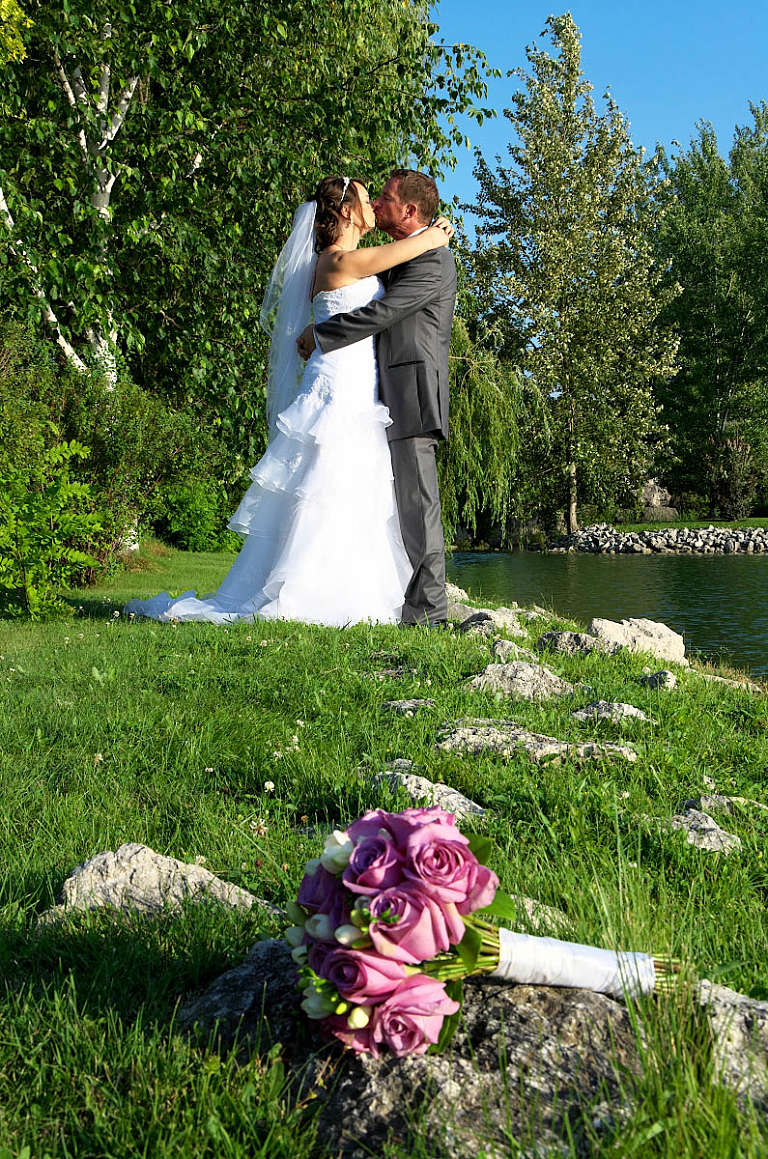 bouquet with couple nottawasaga resort alliston