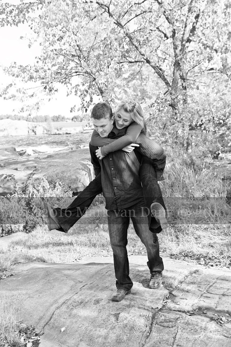 Burleigh falls engagement session with fall colours