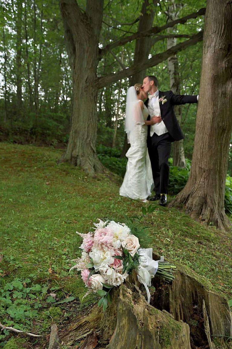 port hope photographer captures penryn mansion wedding at port hope golf and country club and penryn park