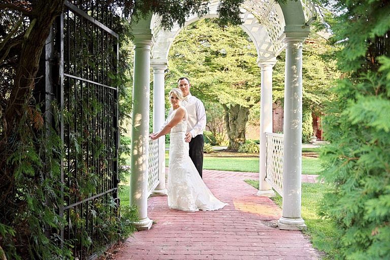 port hope photographer captures penryn mansion wedding at port hope golf and country club and penryn park