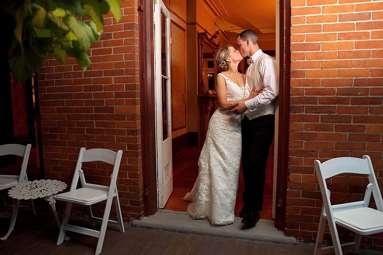 port hope photographer captures penryn mansion wedding at port hope golf and country club and penryn park