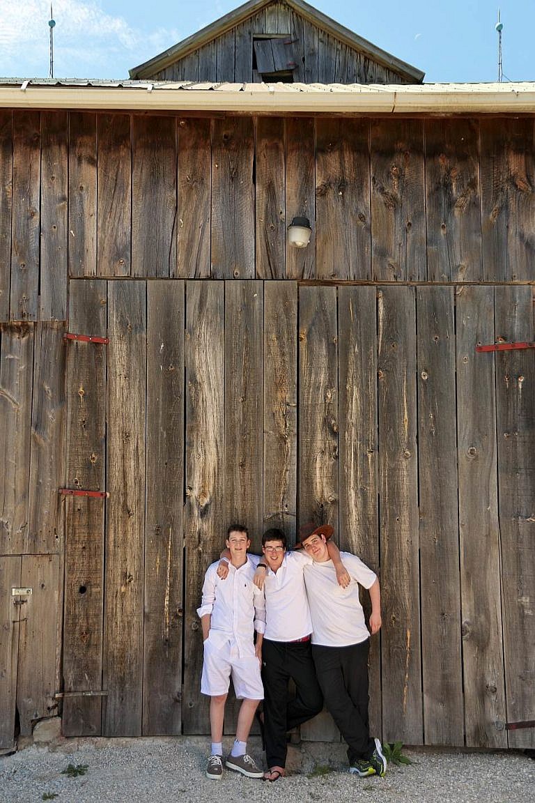 Meaford photographer family portrait session at family farm near Thornbury, Blue Mountains, and Collingwood
