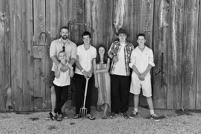 Meaford photographer family portrait session at family farm near Thornbury, Blue Mountains, and Collingwood