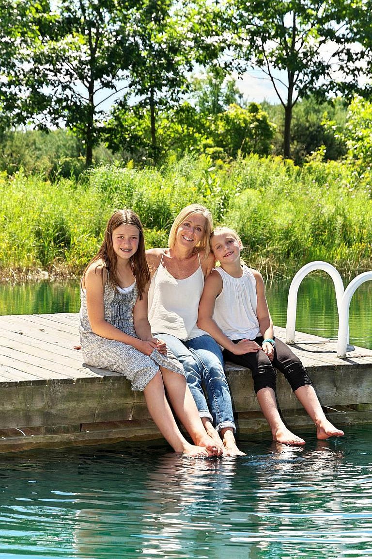 Meaford photographer family portrait session at family farm near Thornbury, Blue Mountains, and Collingwood