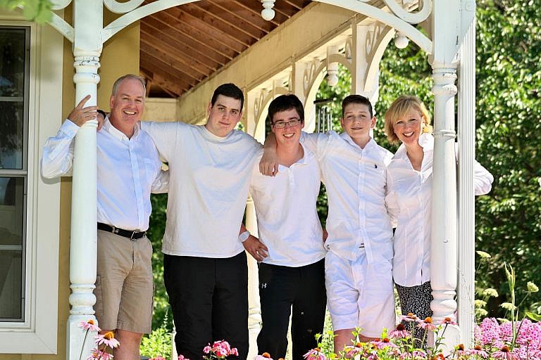 Meaford photographer family portrait session at family farm near Thornbury, Blue Mountains, and Collingwood