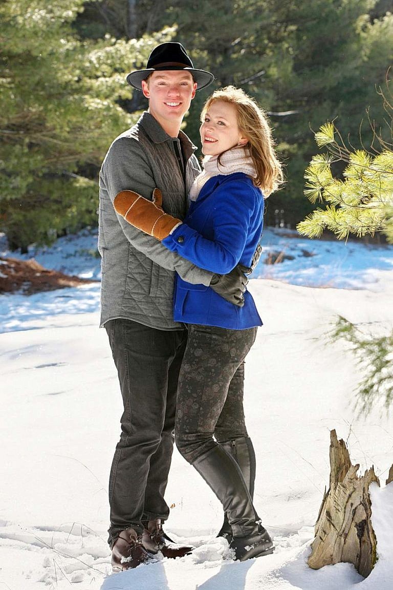 Wasaga beach photographer winter engagement session at Wasaga Beach provincial Park