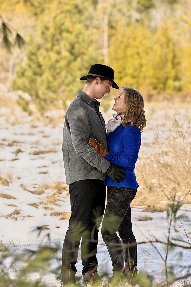 Wasaga beach photographer winter engagement session at Wasaga Beach provincial Park